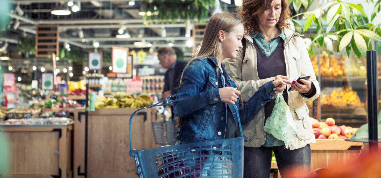 Maaltijd plannen - Moeder en dochter doen boodschappen