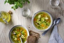 ‘Restjes’ soep met ‘slow cooked’ kippen of groentebouillon